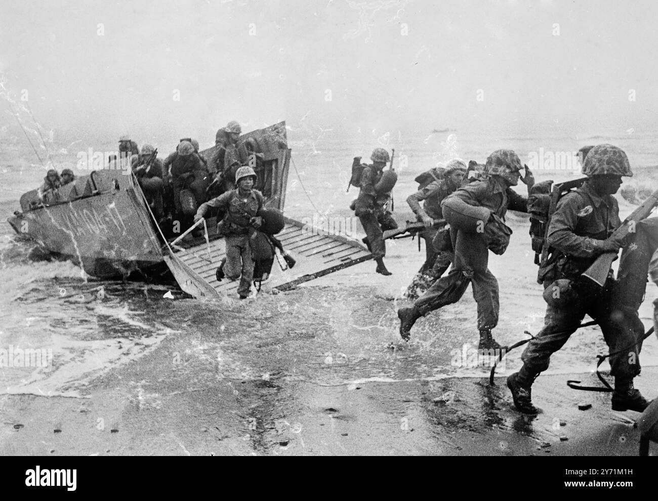 Les Marines des États-Unis attaquent le rivage au cours de la première phase d'un exercice de débarquement amphibie de trois jours entre les États-Unis et la Chine nationaliste sur une plage de Formosa méridionale. L'exercice , nommé Land Ho , premier du genre , a été observé par des officiers de marine américains de haut rang ainsi que par des officiers nationalistes chinois . L'exercice de débarquement est relativement modeste, mais il a pris une importance supplémentaire compte tenu de la tension dans le détroit de Formosa et les îles chinoises au large des côtes. 12 septembre 1958 Banque D'Images