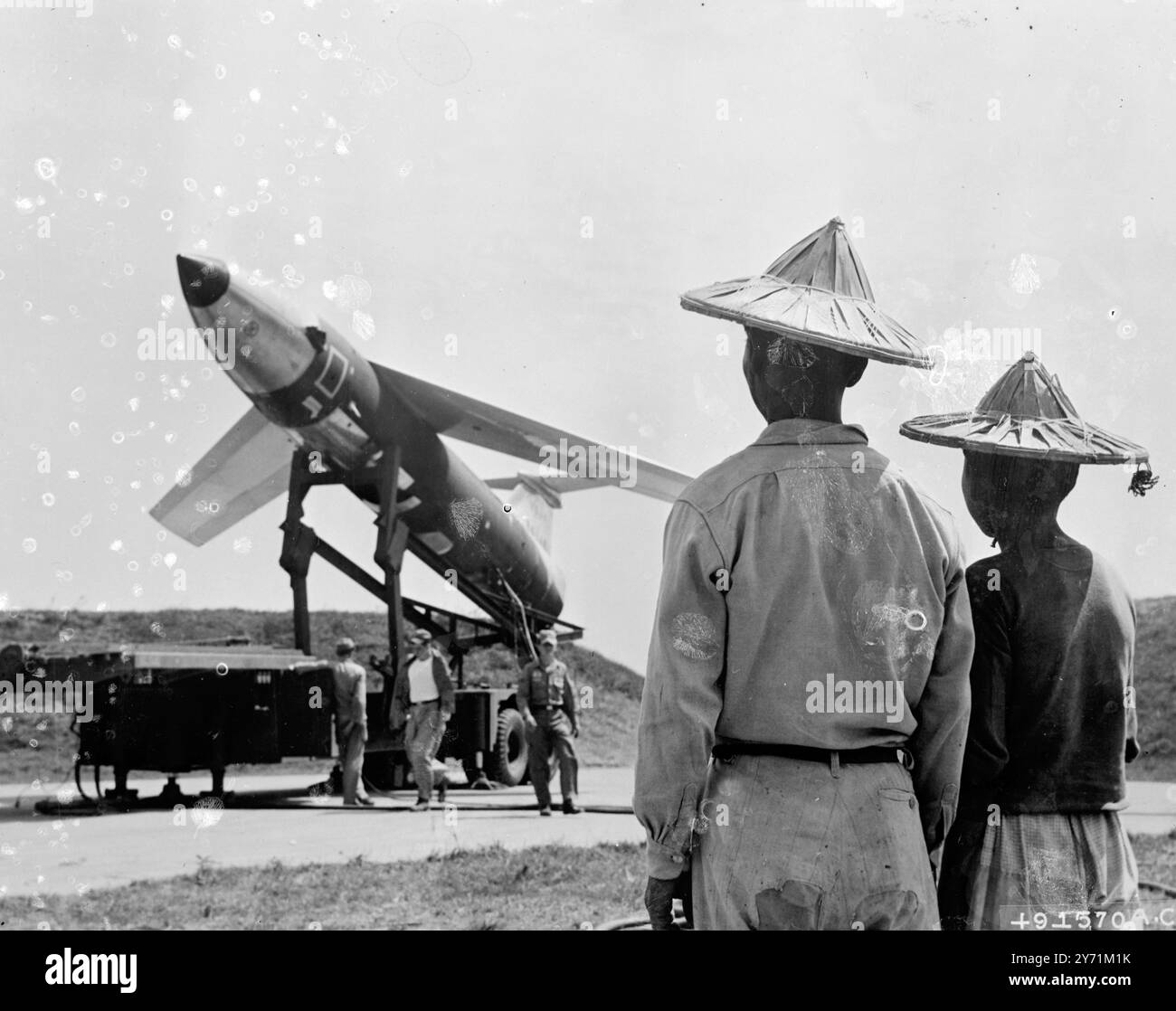 Des agriculteurs dans une rizière ici pour regarder les hommes du 7e escadron de missiles guidés de l'armée de l'air américaine installer un missile Matador pendant une manœuvre d'entraînement ici . Formose est actuellement le siège du gouvernement nationaliste chinois , dirigé par Chiang Kai-Shek ; le missile Matador serait à portée de la Chine continentale qui est entre les mains des communistes ; et Formose pourrait s'avérer être une pierre d'achoppement contre de nouveaux empiétements communistes , Taiwan . 5 mai 1958 Banque D'Images