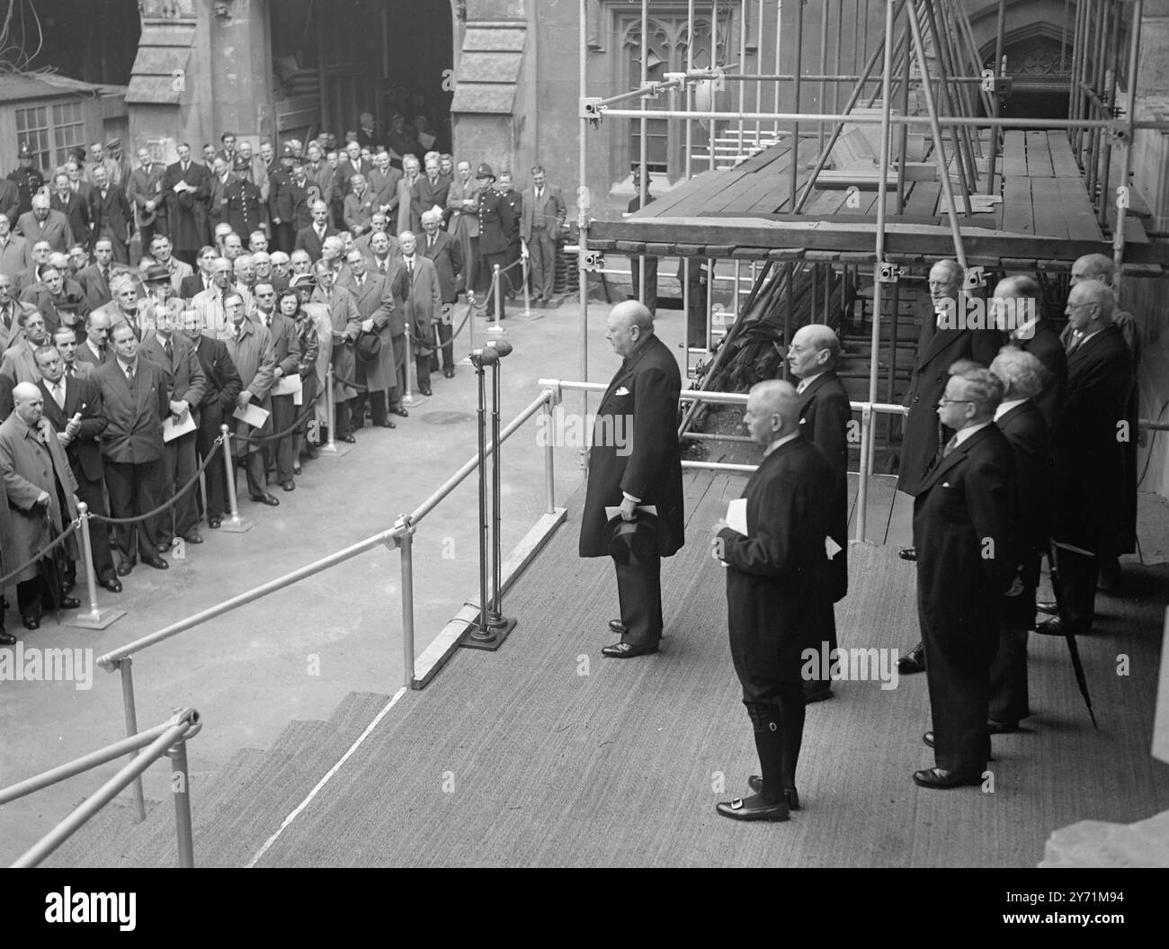 L'IMAGE MONTRE :- pierre de fondation de la nouvelle Commons posée . Winston Churchill parlant . Mai 26 1948 Banque D'Images