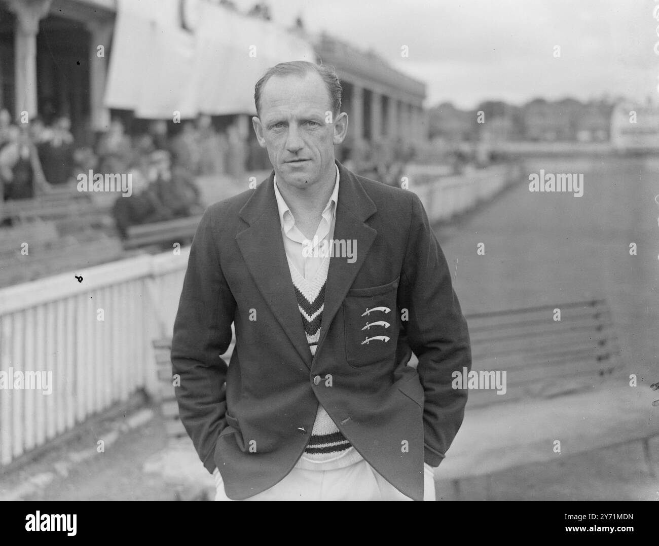 ANCIEN CAPITAINE DE TEST MEURT R W V ROBINS , ancien capitaine de test Middlesex et Angleterre , qui est mort à sa maison de Londres . Il avait 62 ans. 12 décembre 1948 Banque D'Images