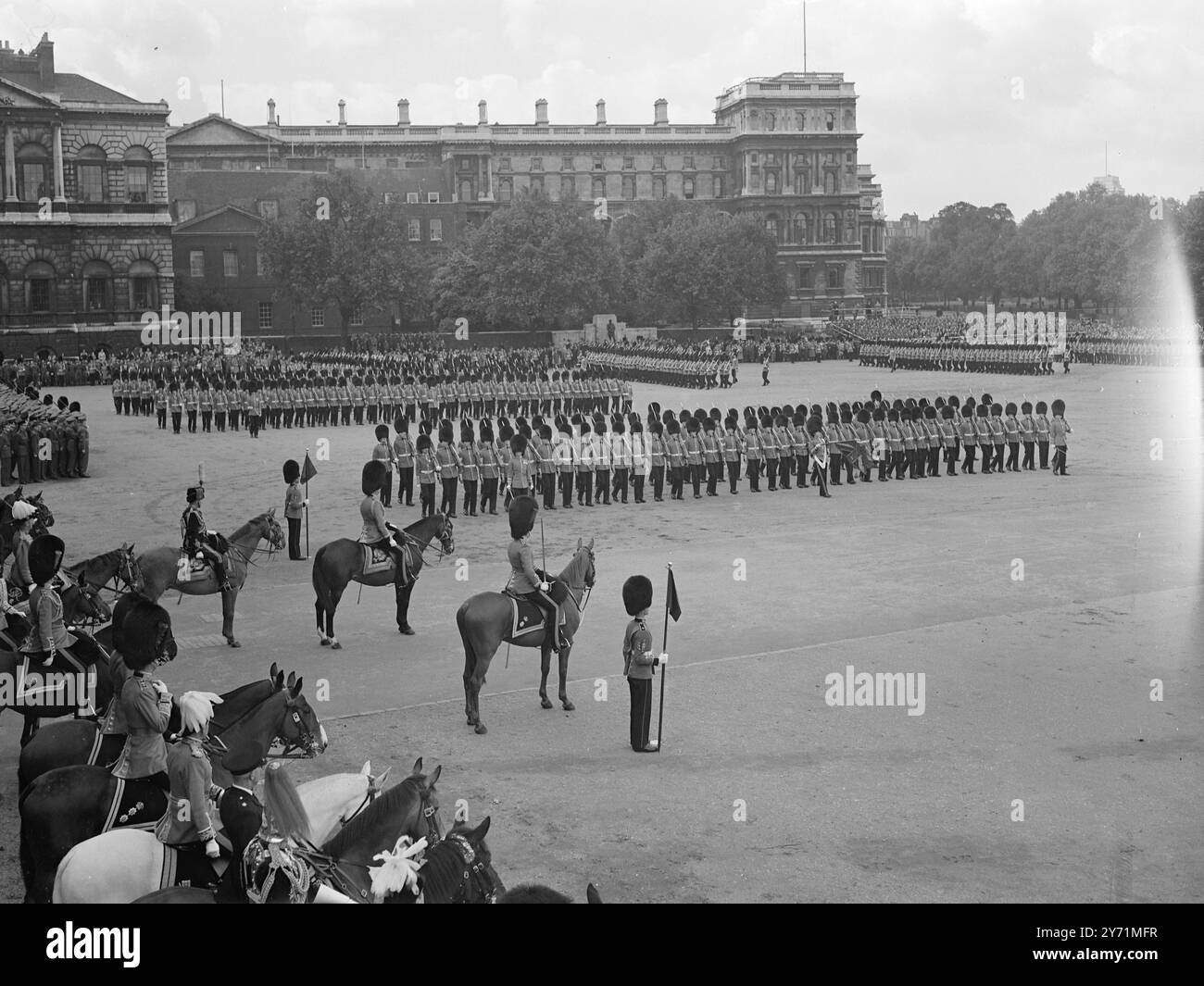 ROBE COMPLÈTE RÉPÉTITION TROOPING DE LA COULEUR . Les gardes , vêtus de leurs uniformes de cérémonie d'avant-guerre , ont défilé pour une répétition complète de la Trooping of the Colour à la parade des gardes à cheval , Londres . 3 juin 1948 Banque D'Images