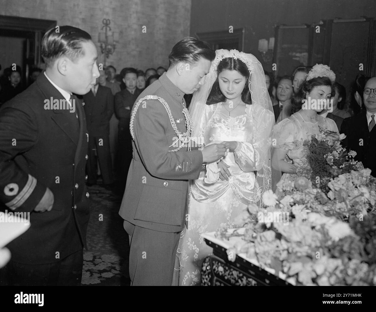 ' DOUBLE CHINOIS ' marié au bureau d'enregistrement de Marylebone il y a quelques jours , Miss SHAO YING CHEO , belle fille chinoise de 18 ans , et le pilote de chasse TUN YUNG CHENG se sont mariés aujourd'hui , à l'ambassade de Chine à Londres . Cérémonie du jour qui a été menée par le Dr . Cheng , l'Ambasador chinois , a été exécuté de manière oirentale . SPECTACLE PHOTO :- pas de légende 5 juin 1948 Banque D'Images