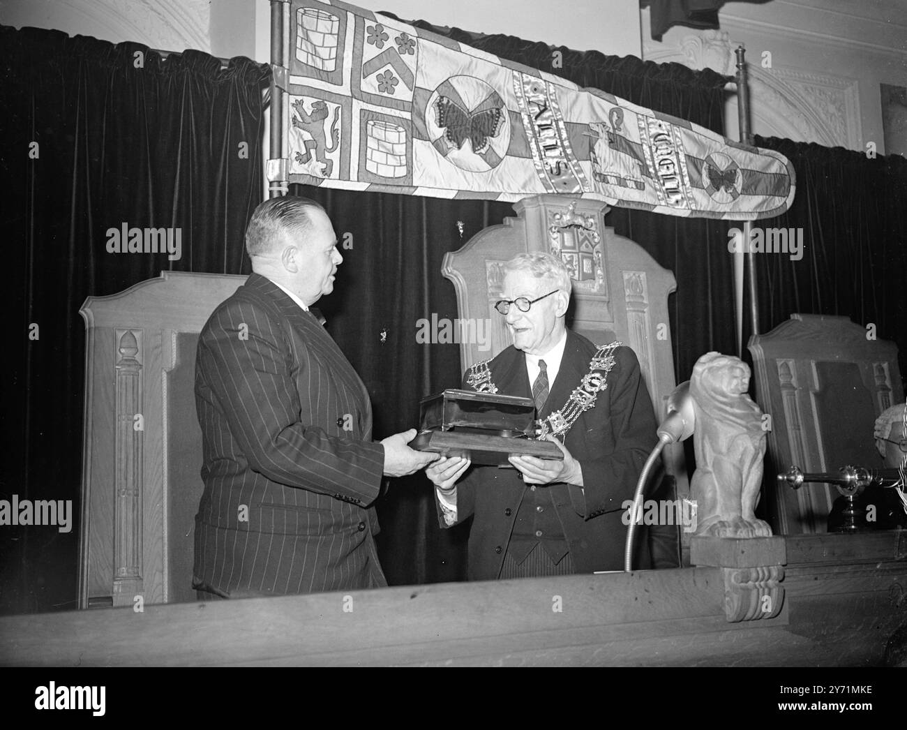 LIBERTÉ DE CAMBERWELL POUR LE CITOYEN AUSTRALIEN le maire de Camberwell , conseiller F.G. BURGESS, remise du cercueil contenant un rouleau à la RT. L'voix . NORMAN MARTIN , agent général de Victoria , Australie , Australie qui a accepté la liberté honoraire de l'arrondissement de Camberwell , Londres , au nom de M. Warner , ancien maire de Camberwell , Australie. L'honneur a été conféré à M. . Warner en gratitude pour les milliers de colis de nourriture cadeau si généreusement envoyés en Grande-Bretagne de la ville australienne . 4 novembre 1948 Banque D'Images