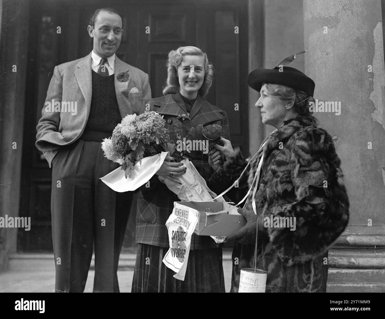 CELIA A PENSÉ POUR LA PREMIÈRE FOIS À QUITTER L'HÔPITAL quand l'actrice CELIA LIPTON , a quitté la maison de soins infirmiers à Queen's Gate, Londres , complètement récupérée de son opération pour appendicite , sa première pensée a été d'acheter un coquelicot la veille du jour du souvenir . En quittant la maison de soins infirmiers, elle a été accueillie par son père, Sydney Lipton , célèbre chef de groupe de danse. Celia est de jouer la tête dans 'Lilac Time' dans la nouvelle année . 6 novembre 1948 Banque D'Images