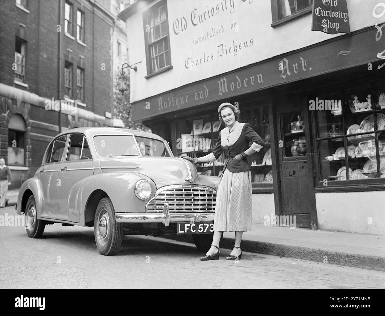L'UNE DES TOUTES DERNIÈRES voitures britanniques de BRITIAN intéressera les acheteurs de Grande-Bretagne et d'outre-mer qui ont visité la première exposition internationale de l'automobile qui se tiendra à Londres depuis la guerre, qui s'ouvrira à Earls court le mercredi 27 octobre et peut être classée comme la vitrine de l'industrie automobile britannique sur le monde . IMAGE MONTRE:- le nouveau modèle Morris '' Oxford '' qui sera vu au salon pour la première fois. Une berline monoconstruction 13,4 H.P. six places avec suspension de roue avant indépendante , moteur économique à soupapes latérales de 1476 cm3 , changement de vitesse de colonne de direction à sièges inter-essieux et Banque D'Images