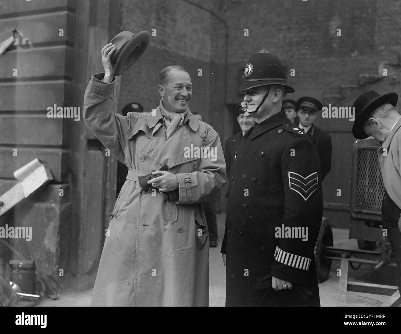 MAURICE ICI POUR DONNER À LONDRES Un ''ONE-MNA SHOW'' MAURICE CHEVALIER , le célèbre French Star , est arrivé à Londres de Paris. Il doit apparaître à l'hippodrome de Londres dans un spectacle marathon de deux heures. A l'ARE de 59, il donnera aux jeunes du show business une leçon d'endurance , comme, sans orchestre ni microphone , mais avec seulement accompagnement au piano . L'IMAGE MONTRE:- '' QUOI , PAS DE CHAPEAU DE PAILLE ? MAURICE CHEVALIER agite un chapeau Trilby alors qu'il discute avec un sergent de police londonien à son arrivée à Victoria Station , Londres par le ferry de nuit. Maurice a apporté plusieurs chapeaux pour son spectacle inclu Banque D'Images