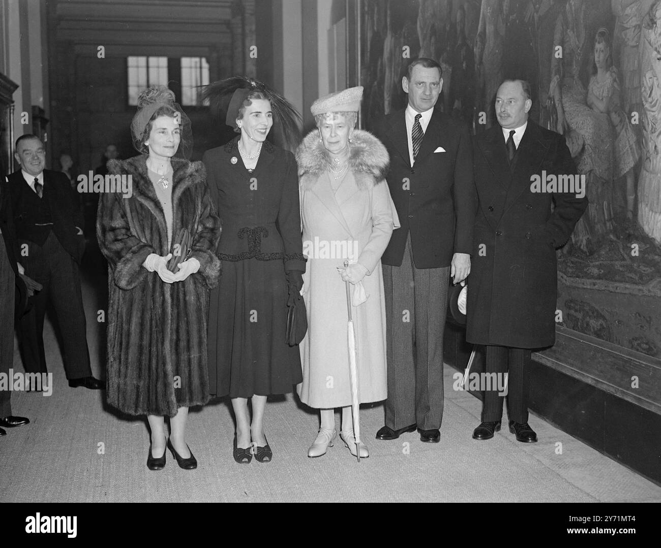 KING OF DENMARK OUVRE UNE EXPOSITION DANOISE DE TROIS MILLIONS DE LIVRES À LONDRES. Le roi Frederik du Danemark a ouvert l'exposition des trésors d'art danois à travers les âges au victorian and Albert Museum , South Kensington , Londres . Organisé par le gouvernement danois , il s'agit d'une collection , évaluée à environ trois millions de livres, d'arts fins et d'arts appliqués danois de la préhistoire à nos jours . L'IMAGE MONTRE:- photo de groupe prise à l'ouverture. De gauche à droite : la duchesse de Gloucester , la reine Ingrid du Danemark , la reine Marie, le roi Federik de Danemark et le duc de Gloucster . Banque D'Images