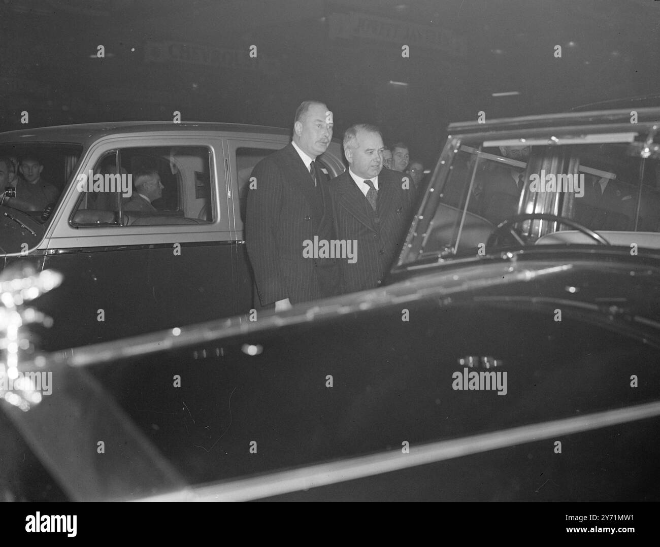 LE DUC DE GLOUCESTER OUVRE LE SALON INTERNATIONAL DE L'AUTOMOBILE DE GRANDE-BRETAGNE S.A.R. le duc de Gloucester a ouvert la 33e exposition internationale de l'automobile , la première à se tenir pendant dix ans, à Earl's court, Londres. Bien que les voitures britanniques , américaines , françaises et italiennes sont exposées, il peut être appelé la vitrine de l'industrie automobile britannique pour le monde car les acheteurs étrangers sont attendus à montrer un grand intérêt pour les conceptions d'après-guerre exposées par 32 entreprises automobiles britanniques. Il est la preuve des progrès réalisés par l'industrie automobile britannique. L'IMAGE MONTRE:- le duc de Gloucester voit une Rolls Royce avec Banque D'Images