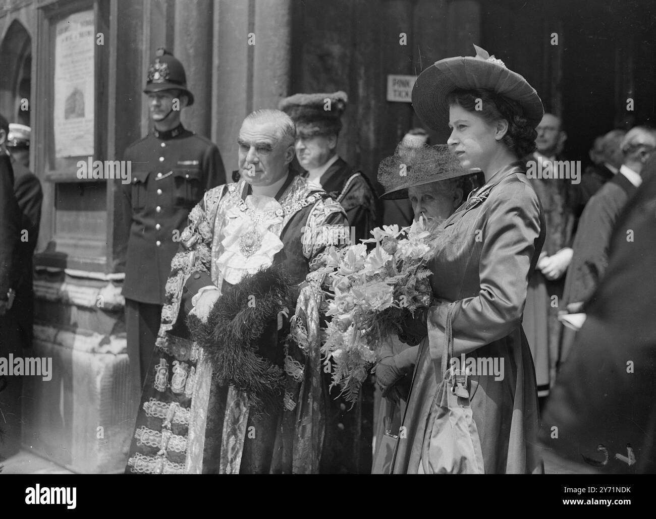 LIBERTÉ DE LONDRES POUR LE DUC D'ÉDIMBOURG des foules bordent la route de Buckingham Palace au Guildhall de Londres aujourd'hui , pour voir le DUC D'ÉDIMBOURG accompagné de son épouse LA PRINCESSE ELIZABETH , conduire au Guildhall avec une escorte de Household Cavalry , où le duc a reçu la liberté de la ville de Londres . Il a signé le rouleau immédiatement sous le nom de LA PRINCESSE ELIZABETH - la dernière personne à le signer. IMAGES ;- H R H PRINCESSE ELIZABETH , tenant un bouquet de fleurs , avec le Lord Maire de Londres , Sir FREDERICK WELLS , quand elle est arrivée avec le DUC D'ÉDIMBOURG à Banque D'Images