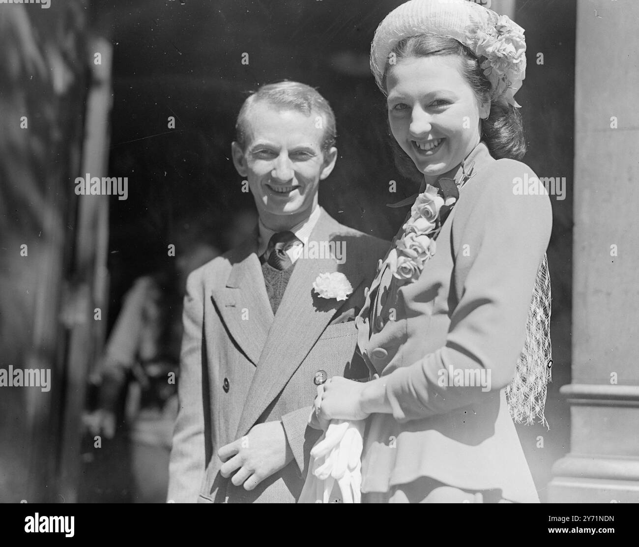 'CRAZY GANG' DANCER WEDS. Le mariage a eu lieu aujourd'hui entre Miss . CHRISTINE BENTLEY , l'une des trois sœurs danseuses Bentley apparaissant dans le spectacle 'Crazy Gang ' et Mr . NORRIE KEMBLE , danseuse , au Chelsea Register Officer . IMAGES MONTRENT :- ' Dancing mariée ' danseuse CHRISTINE BENTLEY et son époux , quittant le bureau d'enregistrement de chelse après leur mariage aujourd'hui . 7 juin 1948 Banque D'Images