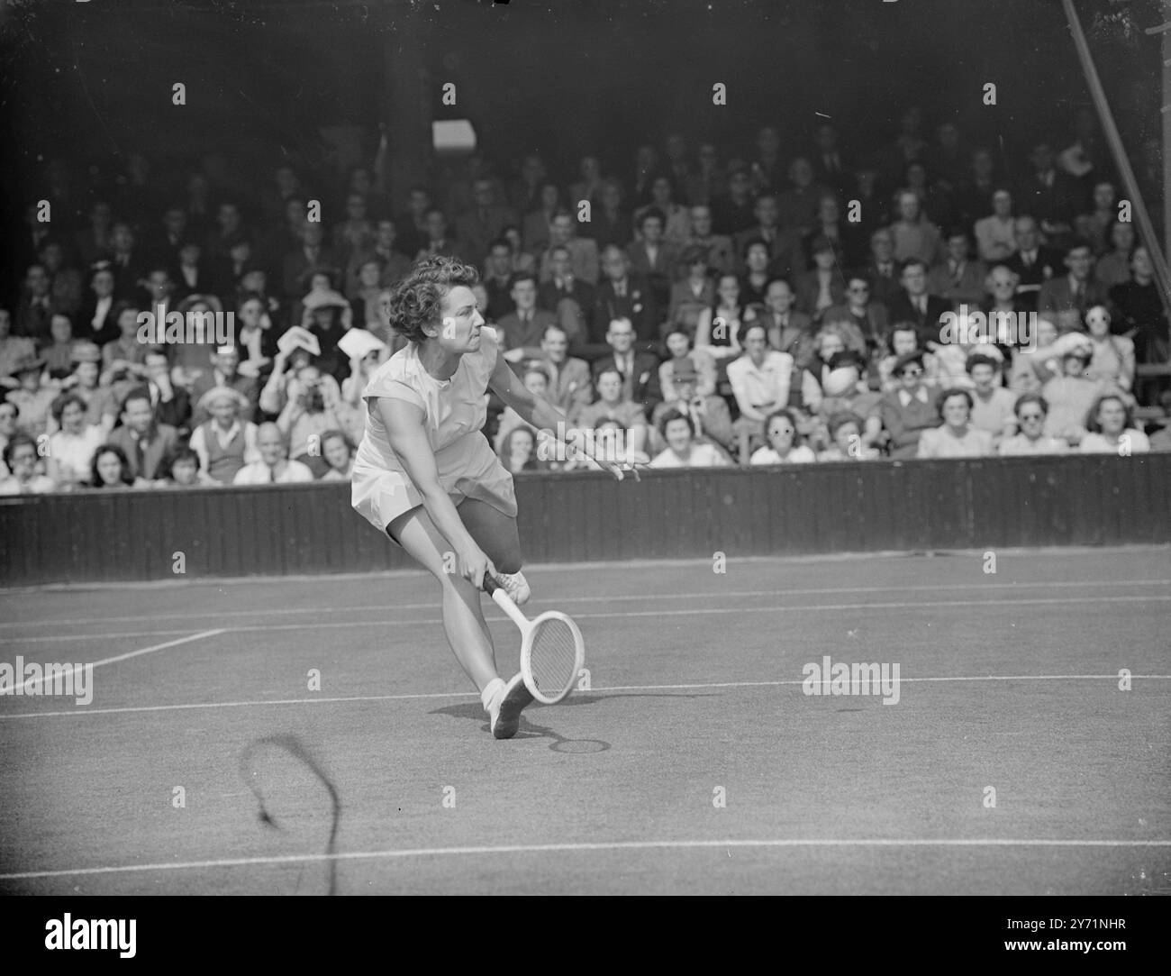 LA COUPE WIGHTMAN À WIMBLEDON. Jouer dans le match de la Wightman Cup entre les femmes de Grande-Bretagne et de l' U S A , a commencé à Wimbledon . IMAGES MONTRENT :- Miss . BETT HILTON , ( GT . La Grande-Bretagne ) en jeu contre Miss . BROUGH (ÉTATS-UNIS) . À Wimbledon. 11 juin 1948 Banque D'Images