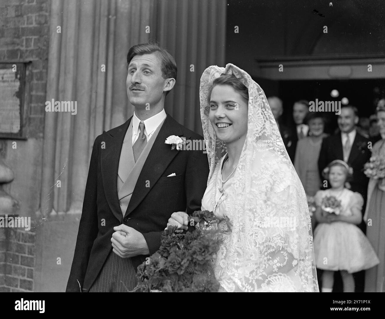 "New look" de bride avait 100 ans portant un "New look" animé et flambé, robe de mariée que son arrière-grand-mère portait en 1847, Miss Patricia Tribe, fille de 24 ans de Sir' Frank Newton Tribe, contrôleur de l'Échiquier et du Département de l'audit, était mariée à Antony Brook Merrian, un jeune ingénieur, à l'église Michael, Highgate aujourd'hui. Mlle Tribe a trouvé la robe de soie cordée en cherchant un voile dans un vieux placard. Images : 'Ninetenth Century mariée' - ce gros plan de la mariée et du marié , après leur cérémonie d'aujourd'hui , montre le travail délicat sur le 1847 b. Banque D'Images