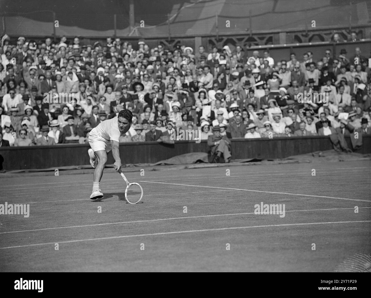 ' Raquette italienne '- Championnats de Wimbledon le joueur italien Cucelli , en action contre Tony Mattram de Grande-Bretagne dans les singles masculins à Wimbledon aujourd'hui . 24 juin 1948 Banque D'Images