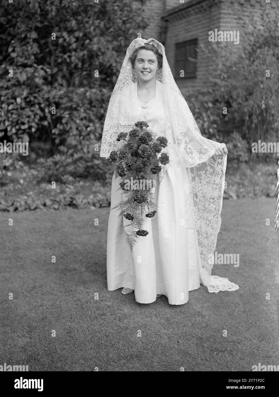 "New look" de bride avait 100 ans vêtue d'une "New look" animée et flambée, robe de mariée que son arrière-grand-mère portait en 1847, Miss Patricia Tribe , fille de 24 ans de Sir' Frank Newton Tribe , contrôleur du département de l'Échiquier et de l'audit , était mariée à Antony Brook Merrian, un jeune ingénieur, à l'église Michael's Church, Highgate aujourd'hui. Mlle Tribe a trouvé la robe de soie cordée en cherchant un voile dans un vieux placard. Images : 'Grace of a Century' - dans la robe de soie à cordon coulante que son arrière-grand-mère portait, Miss Patricia Tribe quitte sa maison londonienne pour sa w Banque D'Images