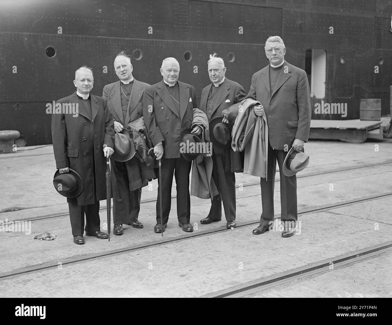 ' Contribution américaine ' - les évêques arrivent à la Conférence. Parmi les passagers de la Cunard White Star Liner Mauretania , qui est arrivée à Southhampton en provenance de New York aujourd'hui, il y avait cinq évêques américains qui sont ici pour assister à la Conférence Lambeth qui s'ouvre avec un service spécial à la cathédrale de Canterbury le 1er juillet . Images montrent : ' cinq évêques ' - de gauche à droite sont RT rév. A.R. McKinstry , évêque du Delaware , RT rév. A.W. Noel porter , évêque de Sacremento , RT rév. F. C. Budlong , évêque du Connecticut , RT rév. M. A. Brown , évêque de Virginie du Sud , et RT rév. H. D. Philli Banque D'Images