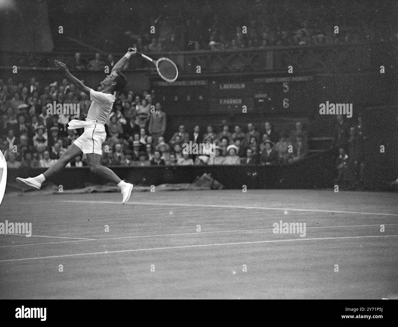 Ciseaux». Frank Parker ( États-Unis ) fait une photo d'action saisissante lorsqu'il joue contre le joueur suédois L. Bergelin lors des singles masculins à Wimbledon aujourd'hui. Juin 25 1948 Banque D'Images