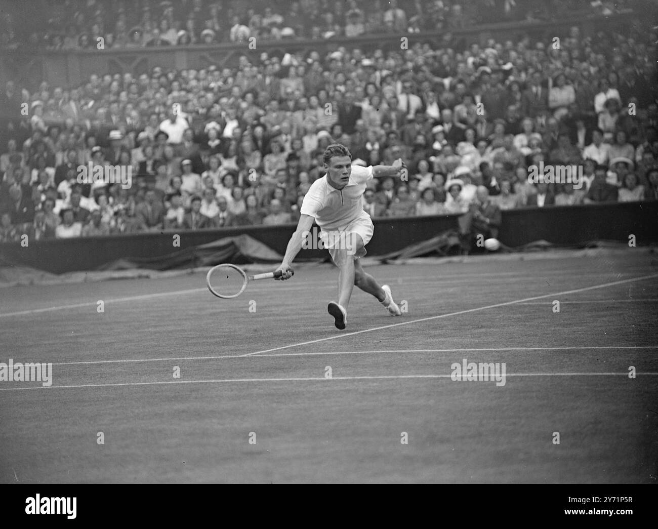 ' Action suédoise ' L. Bergelin ( Suède ) , vu en jeu lors de son match contre l'américain Frank Parker en simple masculin à Wimbledon aujourd'hui. Juin 25 1948 Banque D'Images