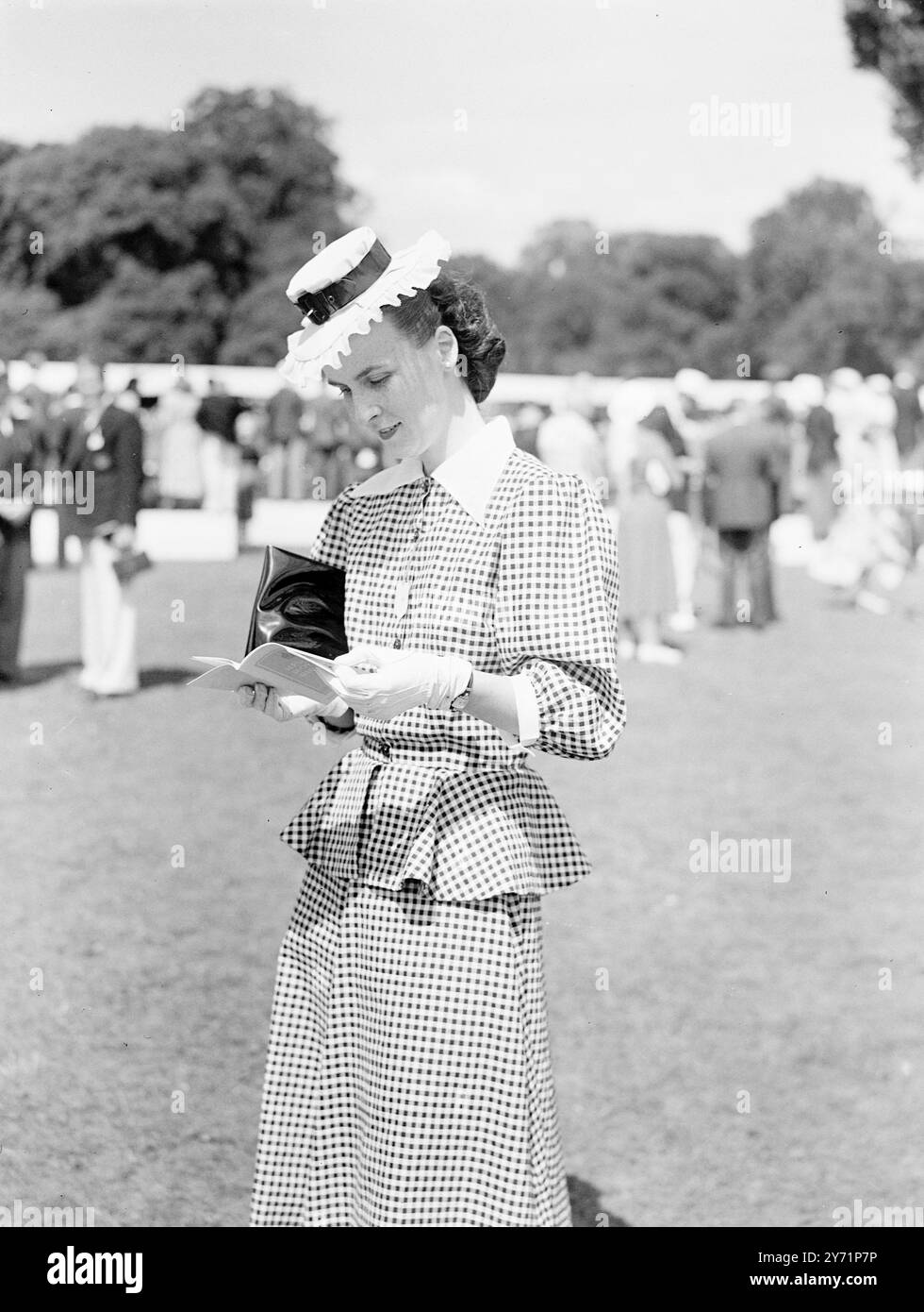 'Henley Check' Mme Norrie Martin, de Sidmouth, porte une robe à carreaux noir et blanc, et un chapeau de bateau de paille blanc avec une bande noire, pour sa mode Henley aujourd'hui. 3 juillet 1948 Banque D'Images