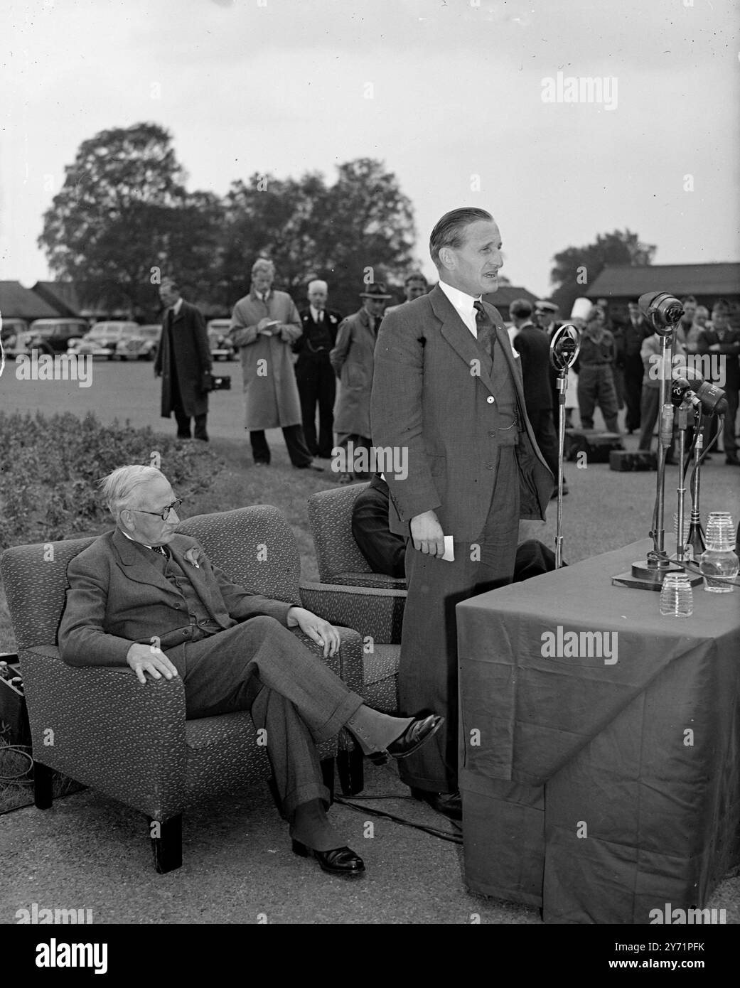 « Olympic Home » - ouverture du camp des Jeux le camp du ministère des travaux pour les participants aux Jeux Olympiques à Richmond Park a été inauguré aujourd'hui par le très honorable Charles Key, député, ministre des travaux publics. Ce camp de 20 acres, précédemment utilisé comme centre de convalescence de l'armée, accueillera 1 400 concurrents, chefs d'équipe, masseurs et entraîneurs, et 250 employés domestiques. Images montrent : le droit d'honneur . Lord Burghley K.C.M.G, président , le comité d'organisation des Jeux Olympiques, répond à la RT. Allocution de Charles Key à la cérémonie d'ouverture du camp des Jeux Olympiques aujourd'hui. Juin 30 1948 Banque D'Images