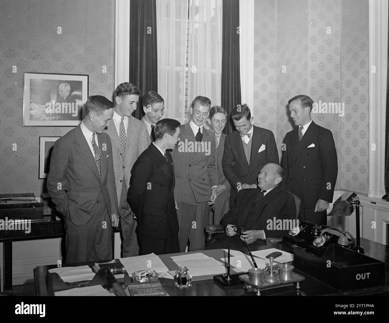 "Boys Across the Sea" - rencontre avec l'ambassadeur des États-Unis huit garçons, quatre britanniques et quatre américains, rencontrent aujourd'hui M. Lewis Douglas, ambassadeur des États-Unis à Londres, avant de partir à la découverte de leurs pays respectifs. Organisées par le Comité des jeunes de l'Union anglophone, les visites sont les premières du genre. Les Anglais visiteront le Kentucky, la Virginie et la Californie, tandis que les Américains visiteront une ferme de moutons écossaise, une mine de charbon, une usine de coton et le Shakespeare Memorial Theatre, Stratford-on-Avon. L'image montre : ' tous les ambassadeurs' - L'ambassadeur des États-Unis M. Lewis W Douglas, partage un Banque D'Images