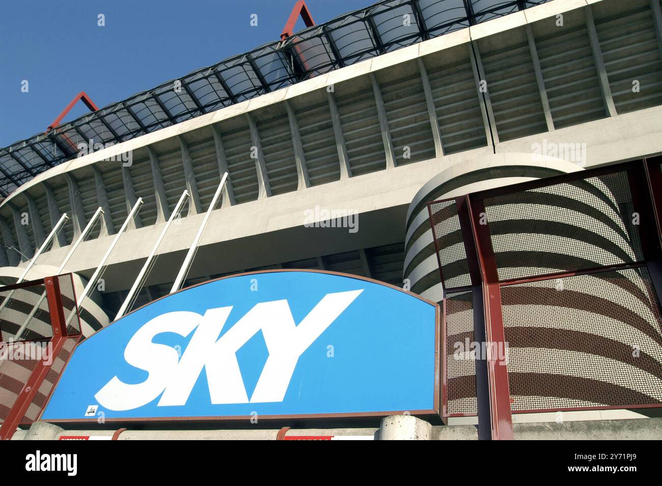 - stadio di calcio di S. Siro, pubblicità di Sky TV....- stade de football de S. Siro, publicité Sky TV Banque D'Images