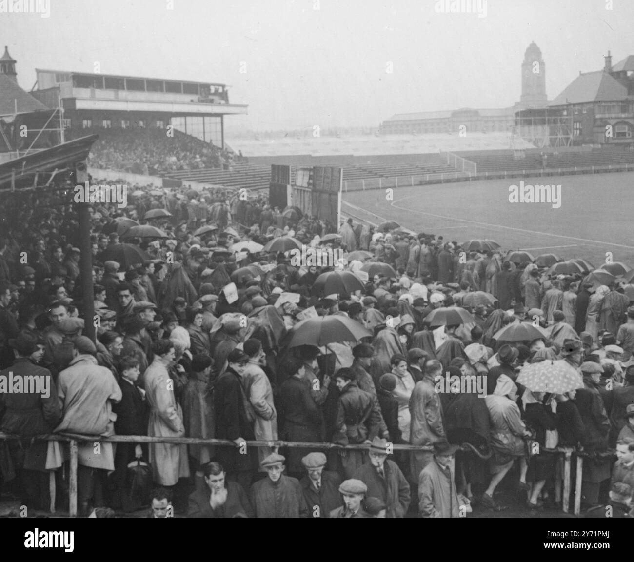 Angleterre vs Australie - vs les parapluies et imperméables Weatherman prennent la place des tampons , des chauves-souris et des souches , à Old Trafford , Manchester , où la pluie régulière retient la reprise du jeu dans le troisième test match . 12 juillet 1948 Banque D'Images