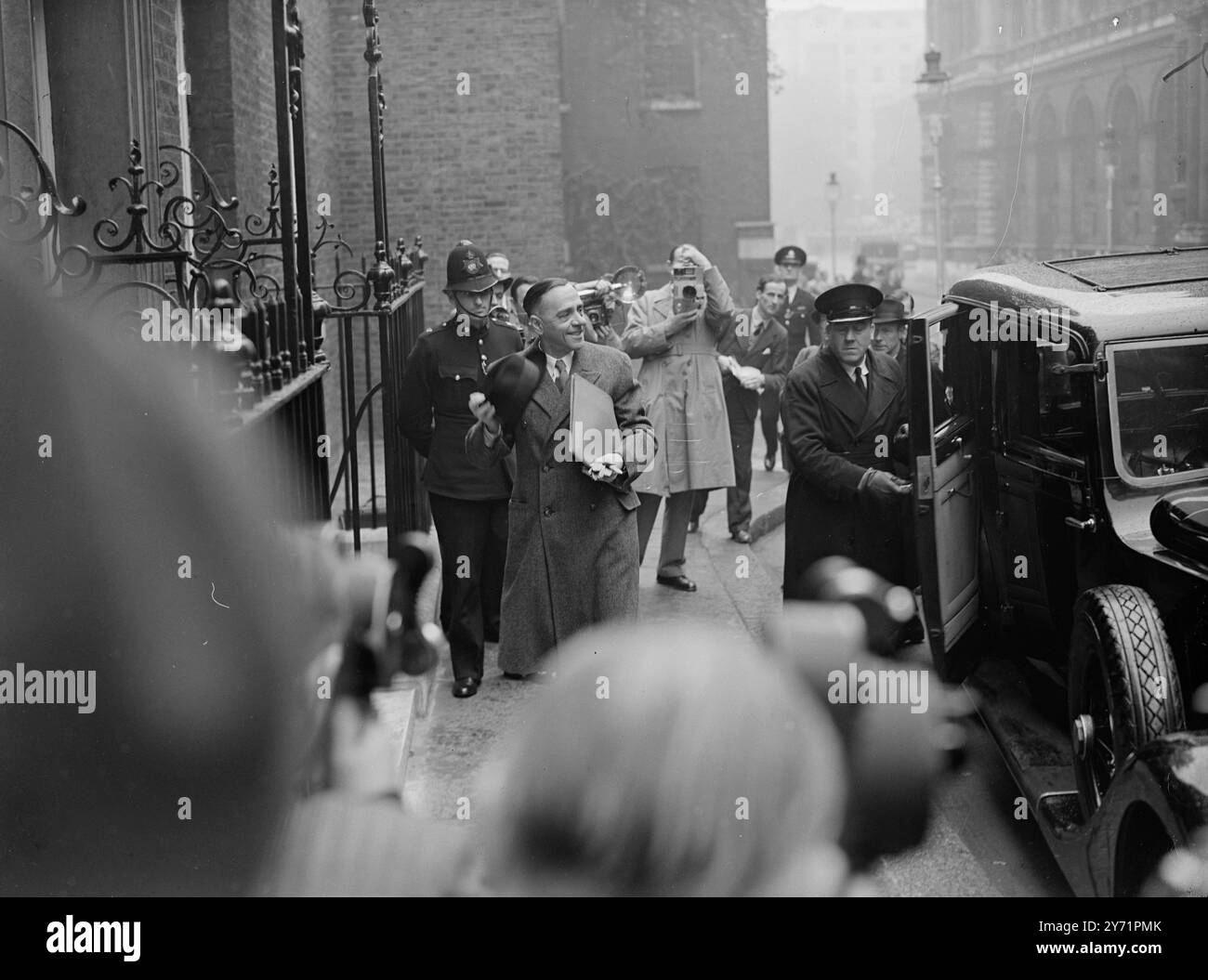 CONFÉRENCE DES PREMIERS MINISTRES 10, DOWNING STREET. Les premiers ministres du Commonwealth ont tenu leur première réunion au .10 Downing Street , Londres. M. Mackenzie King, premier ministre canadien, n'a pas assisté à la réunion pour cause de mauvaise santé. M. Robertson , haut-commissaire du Canada à Londres, devrait représenter le Canada lors des premières étapes de la conférence . Les premiers ministres devraient avoir les affaires économiques comme premier sujet de discussion. L'IMAGE MONTRE:- Mr . ERIC H. LOUW, ministre sud-africain des Mines et des Affaires économiques , qui représente l'Afrique du Sud au Confer Banque D'Images