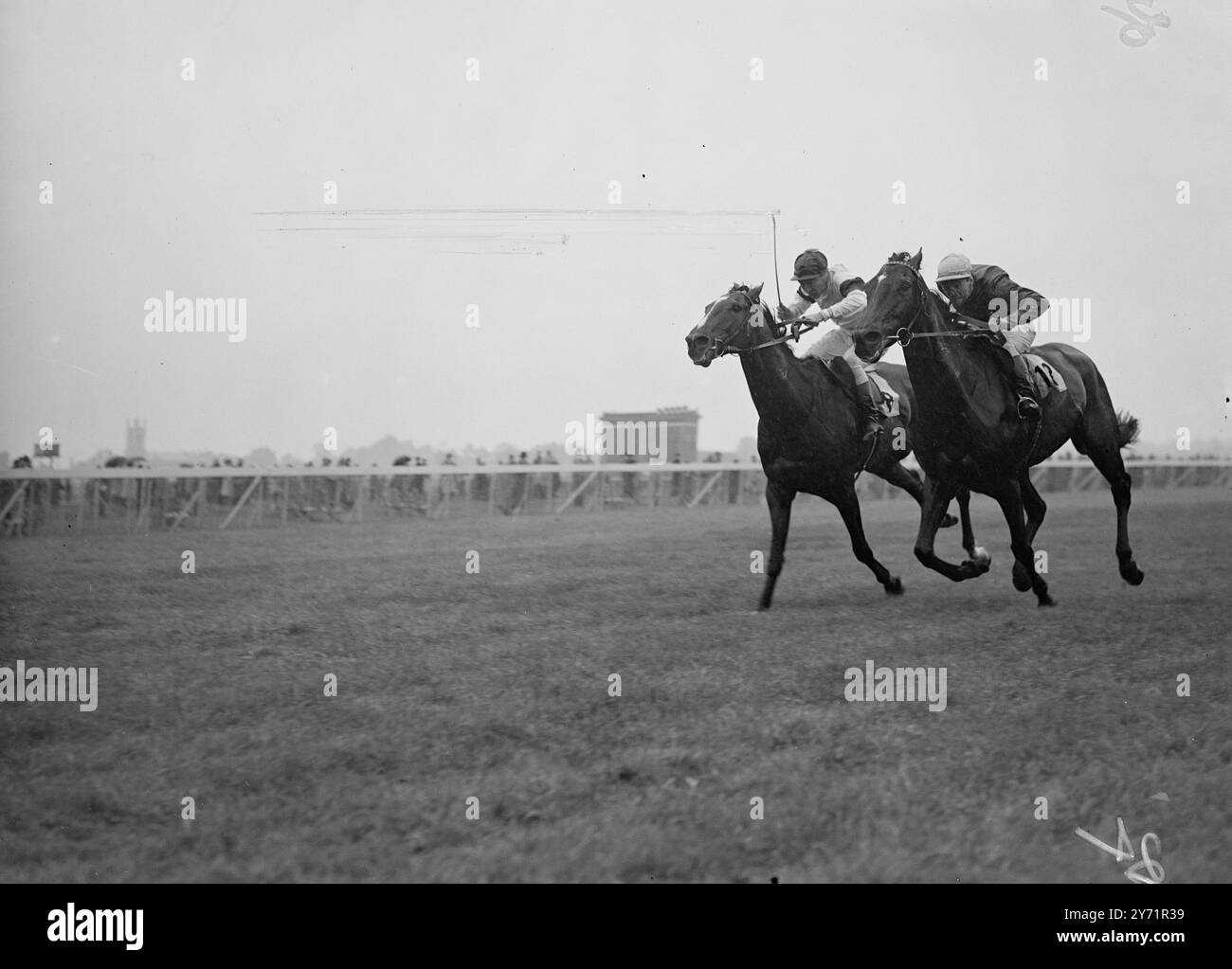 ANGLESEY gagne À HURST PARK ANGLESEY (caméra la plus proche) , monté par Cathin , remportant le handicap de Strawberry Hill à Hurst Park m de PATCHOOLI, Johnstone, en haut, dans une brillante finale. 16 octobre 1948 Banque D'Images