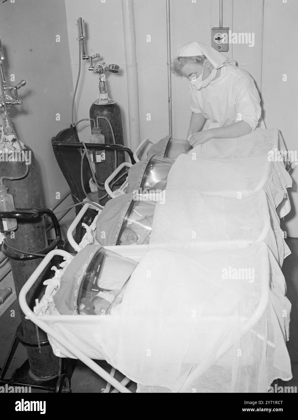 LONDRES QUADS-FIRST PICTURES premières photos des quatre bébés vivaces nés de Mme . BESSIE TAYLOR , du chemin Sheldon, Edmonton, à l'hôpital North Middlesex County. Photographiés dans des tentes à oxygène dans leur pépinière spéciale à l'hôpital. Les enfants sont nés six semaines prématurément , mais M. K. Hudson, surintendant médical adjoint , qui a supervisé les naissances, a décrit les chances de survie comme étant «justes». Les médecins ont pris un film complet de la naissance mais il ne sera utilisé qu'à des fins médicales. Les Quads - trois garçons et une fille - pèsent 3lb 6 oz ( la fille ) : 3lb 4 et demi once ; 4l Banque D'Images