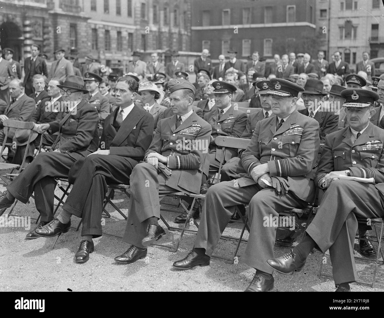 Man Takes Wings - exposition mobile de la RAF - - - - ' Man Takes Wings ', une nouvelle exposition mobile de la RAF a été ouverte par le Secrétaire d'État à l'Air , le RT Hon. Arthur Henderson , K.C. , député , sur la parade des gardes à cheval , Londres . L'exposition retrace , au moyen de photographies , et de modèles de travail , le développement du vol des ballons aux avions à réaction . C'est la première des expositions similaires qui feront le tour du pays. - - - - - - - - - - photos - de gauche à droite - Sir James Barnes , sous-secrétaire permanent à l'Air ; Geoffrey de Freitas, sous-secrétaire parlementaire à l'Air ; maréchal de R Banque D'Images