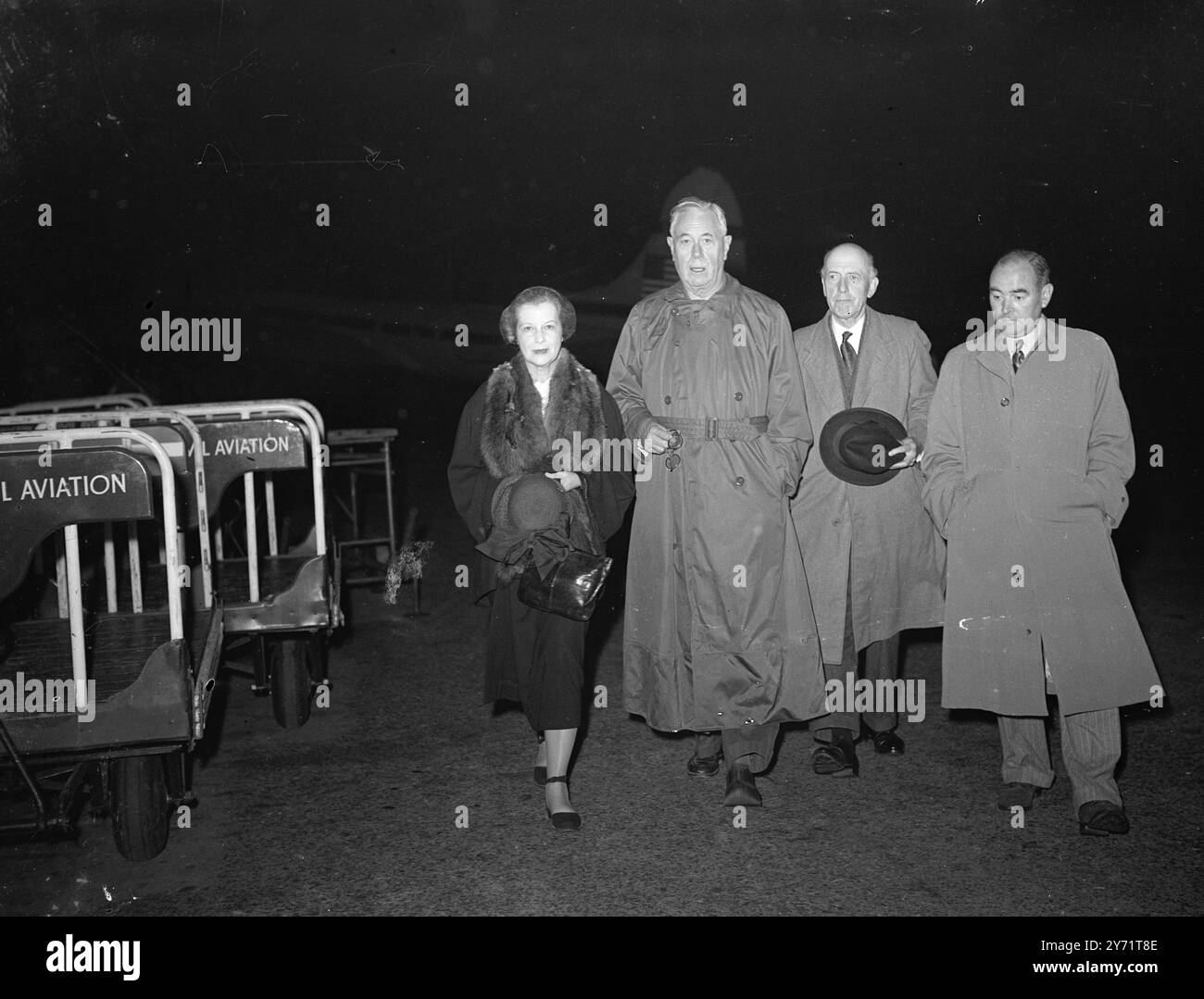 Le colonel survole le colonel Robert McCormick, propriétaire millionnaire du Chicago Tribune, est arrivé aujourd'hui à l'aéroport de Prestwick, en Écosse, pour une visite d'une semaine dans les îles britanniques. Le colonel, avec son groupe, a volé l'Atlantique dans son propre bombardier Flying Fortress qui a été converti en une luxueuse maison volante. Photos : Colonel Robert McCormick (à gauche) avec Mme McCormick, atterrissant de leur forteresse volante à l'aéroport de Prestwick, en Écosse, aujourd'hui. Banque D'Images