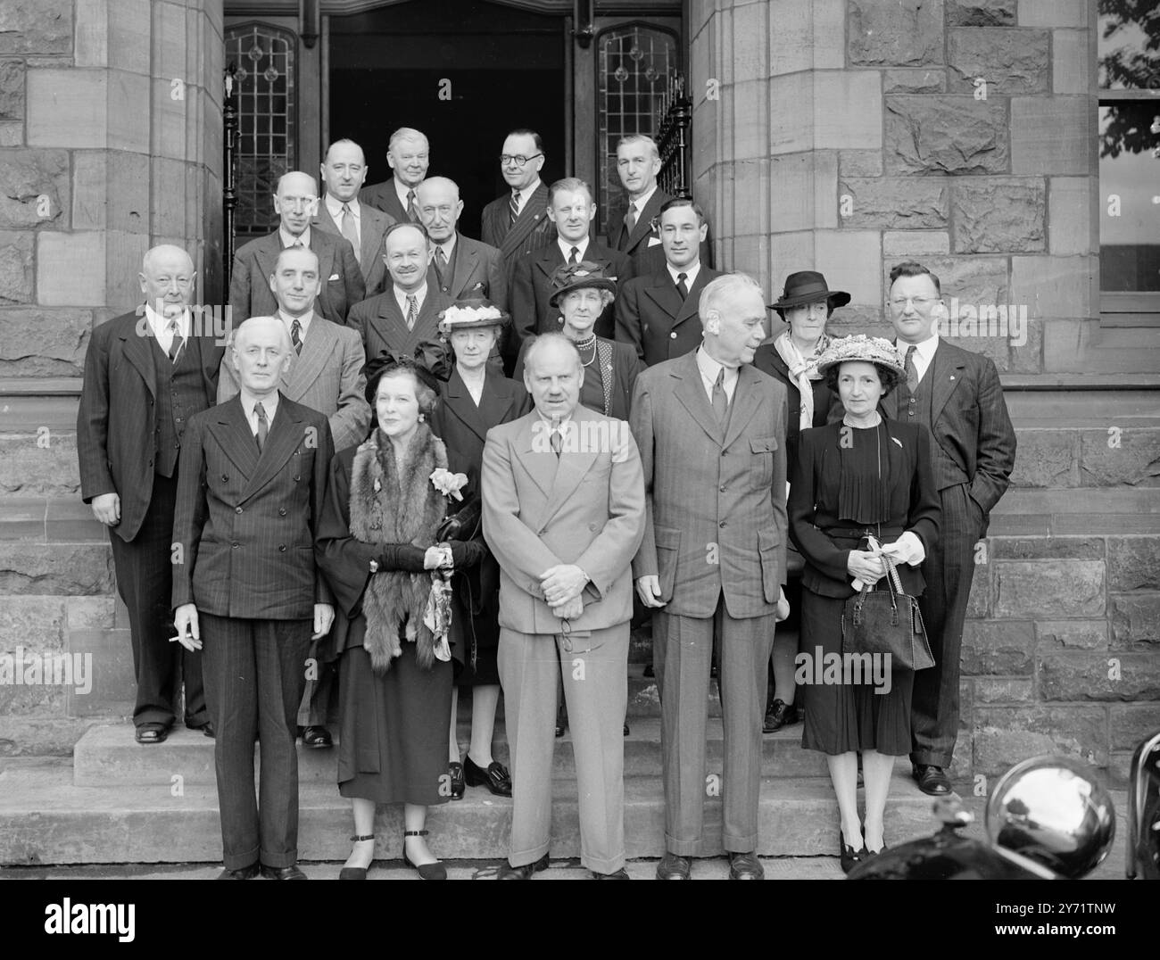 Le colonel R McCormick visite Derry, Irlande du Nord photo au Guildhall, Londerry, à l'occasion de la visite du colonel et de Mme Robert McCormick, qui visitent l'Irlande du Nord, sont (devant à gauche) - M. Edmond Warnock, KC, ministre de l'intérieur ; Mme McCormick, Sir Basil McFarland, maire de Derry ; le colonel RR McCormick et Mme Warnock. Le groupe comprend également Sir Dudley et Lady McCorkell ; le révérend JG MacManaway, député ; M. et Mme JH Welch ; M. et Mme S. Wallace Kennedy ; M. WA Smale, consul américain Belfast ; M. JT Towers ; Lieut DC Ward, US ; commandant du lieutenant GW Smyth, USN ; M. P M Banque D'Images