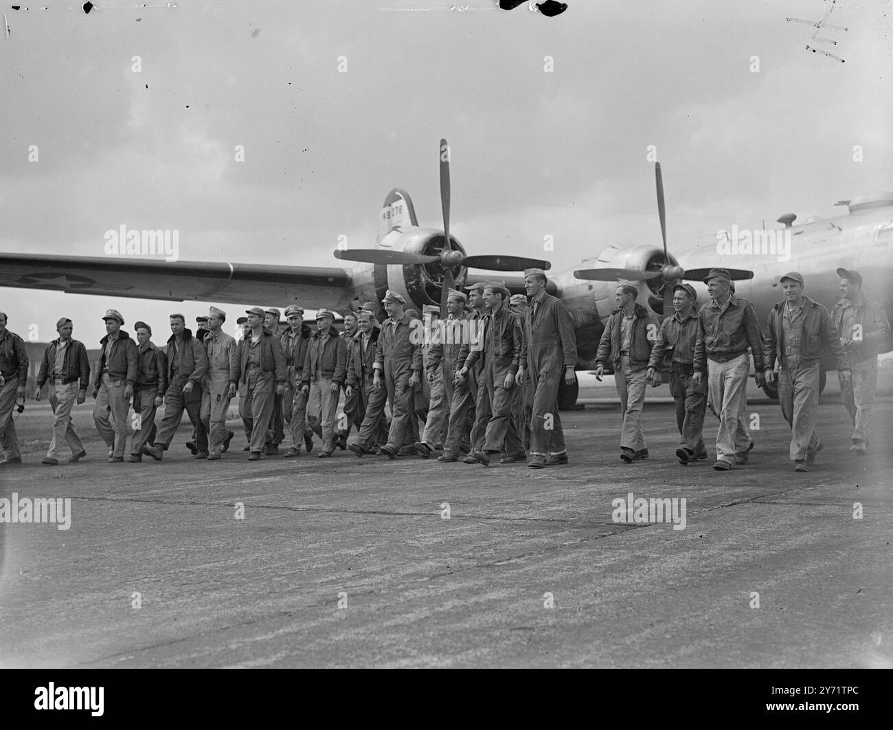 'Bombers for Britain' - Super-forts américains ici. Les super-forteresses de l'armée de l'air des États-Unis (B.29) des 28e et 307e groupes de bombes moyennes sont arrivées dans le Lincolnshire en provenance des États-Unis, engagées dans une « formation normale au vol à longue portée ». Les avions devraient rester en Grande-Bretagne environ un mois et seront basés à Scampton et Waddington dans le Lincolnshire et Marham dans le Norfolk. Images : - 'une partie de la foule' - les membres des équipages des Super-forteresses américaines, marchent de leur avion après leur arrivée aujourd'hui. 17 juillet 1948 Banque D'Images