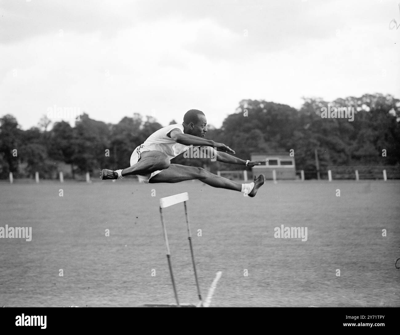 « Perfect style » Harrison Dillard, États-Unis, considéré comme le meilleur joueur de haies du monde, est pris par la caméra haute vitesse lors de ses pas d'entraînement au camp olympique d'Uxbridge où il nous entraîne pour les Jeux Olympiques. 24 juillet 1948 Banque D'Images