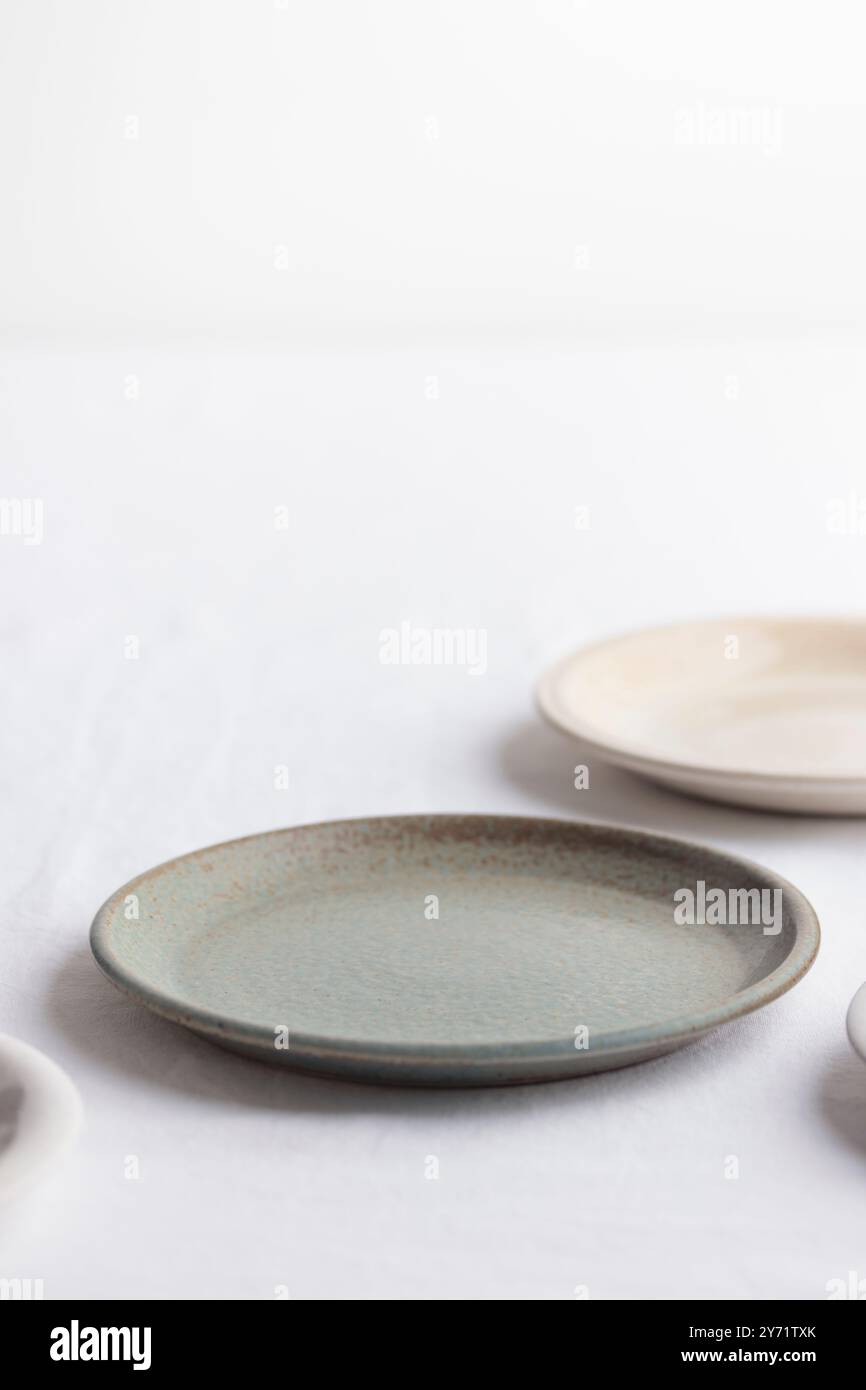 Assiettes vintage rustiques vides vaisselle sur une nappe blanche avec espace de copie comme fond pour les plats de repas, maquette de nourriture Banque D'Images