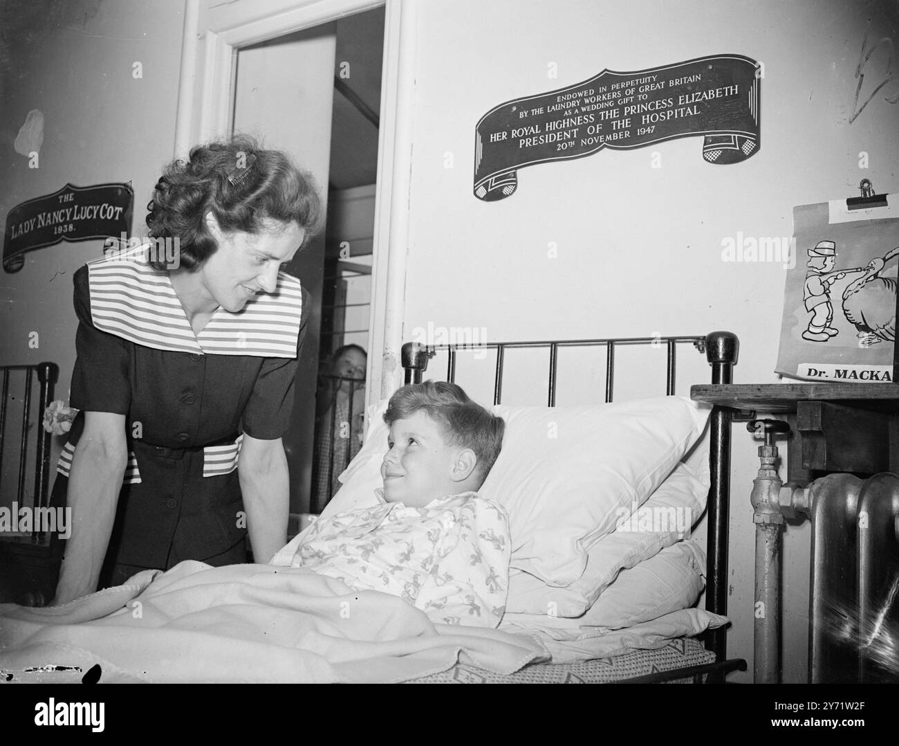 La blanchisserie « Queen » visite l'hôpital Queen Elizabeth. Les blanchisseries britanniques étaient représentées lors de la cérémonie du COT à l'Hôpital Queen Elizabeth pour enfants, Hackney, cet après-midi, lorsque Margaret Sterne, de Old Hall Laundry, Leeds, la première Lorna nationale, a rendu visite à l'hôpital. En décembre dernier, Margaret a visité le même hôpital, armé d'un énorme panier de blanchisserie rempli de jouets pour les enfants, un cadeau des blanchisseries du Nord-est. Images :- 'son visiteur de bienvenue' - Thomas Guy, 7 ans, a un sourire pour Margaret Sterne, la blanchisserie 'Queen', quand elle visi Banque D'Images