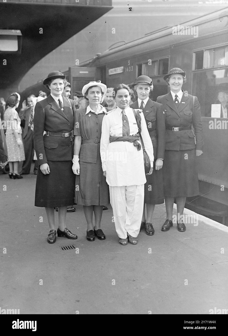 Guides à Waterloo. Quittant la gare de Waterloo ce matin, pour une conférence aux États-Unis, se trouvaient des délégués à la Conférence biennale de l'Association mondiale des guides. Le groupe comprend Mme P. R. Davies-Cooke, du Flintshire ; Mme W. K. Chadwick, ancienne commissaire en chef adjointe pour l'Inde, la Begum Khan du Pakistan ; et Mlle Mervyn Newnham, du Sussex. 30 juillet 1948 Banque D'Images