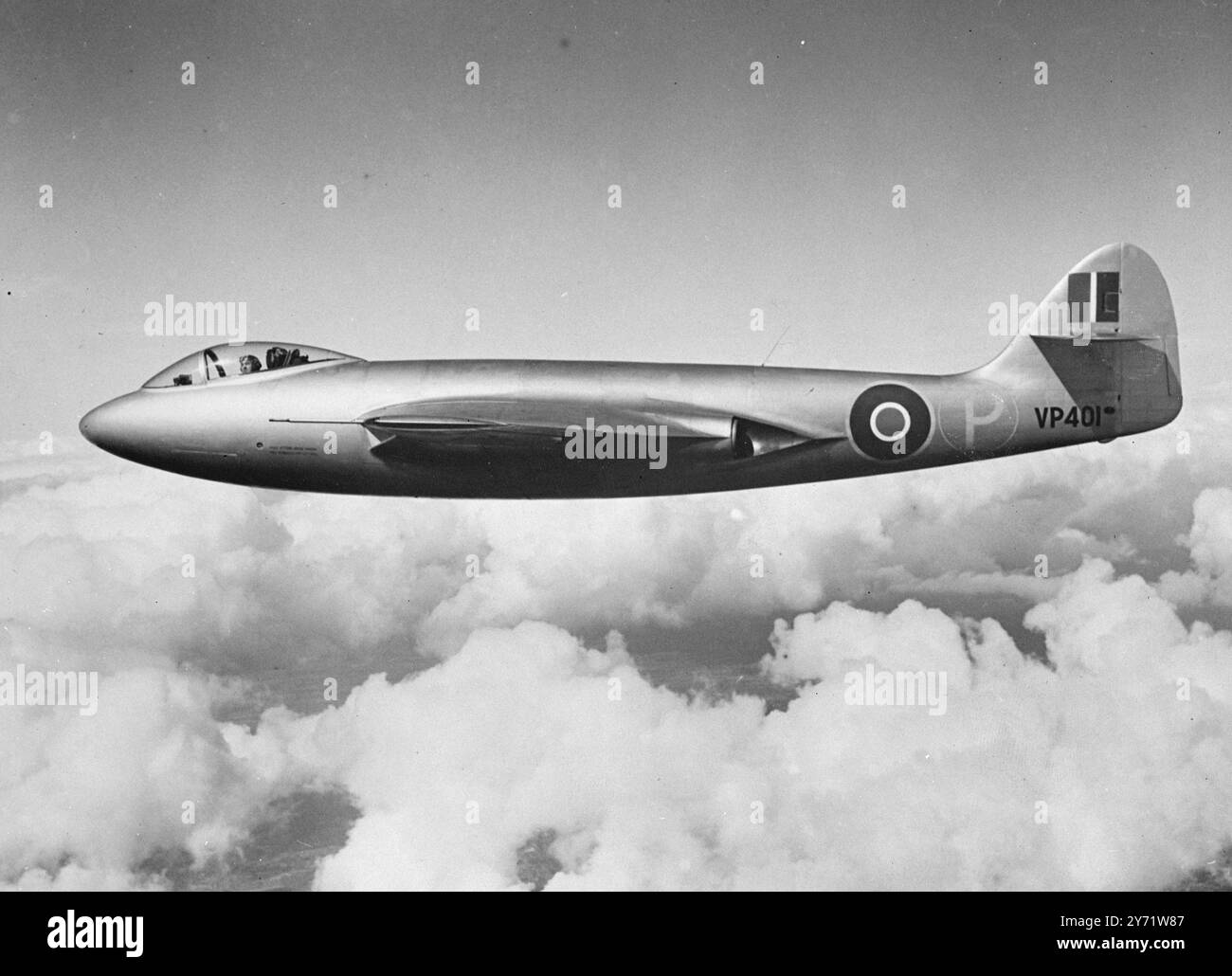 Le dernier jet britannique prend l'air. Le dernier chasseur à réaction britannique, le Hawker N7/46, a donné sa première performance publique à Langley, Bucks, aujourd'hui, lorsque M. Wimpey Wade, le pilote d'essai en chef de la société, a mis le nouvel avion de frappe navale à l'épreuve à plus de 600 km/h. Il a été acclamé par des centaines de travailleurs de Hawker Aircraft alors qu'il était sorti du cockpit à bulles après son vol. Images : le dernier chasseur à réaction britannique le Hawker N7/46 pendant son vol. 24 août 1948 Banque D'Images