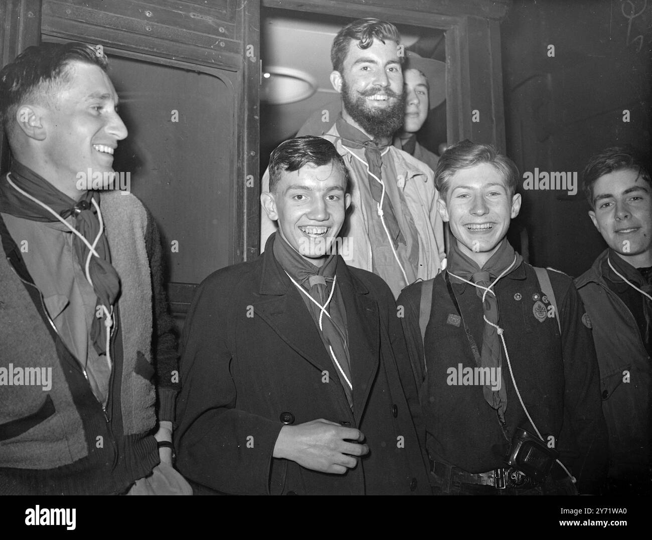 En direction de l'Italie, Un groupe composé de 85 Boy Scouts a quitté la gare Victoria, à Londres, ce matin, pour un camp dans le nord de l'Italie. Ils sont membres de la troupe scout du Wycliffe College et ces voyages à l'étranger font partie du programme d'études du Whycliffe College (École publique des garçons) spectacles d'images : David d Miller, un membre barbu de la troupe scout du Wycliffe College, photographié avec deux de ses collègues scout à Victoria Station, avant leur départ pour 'Sunny Italy'. 19 août 1948 Banque D'Images
