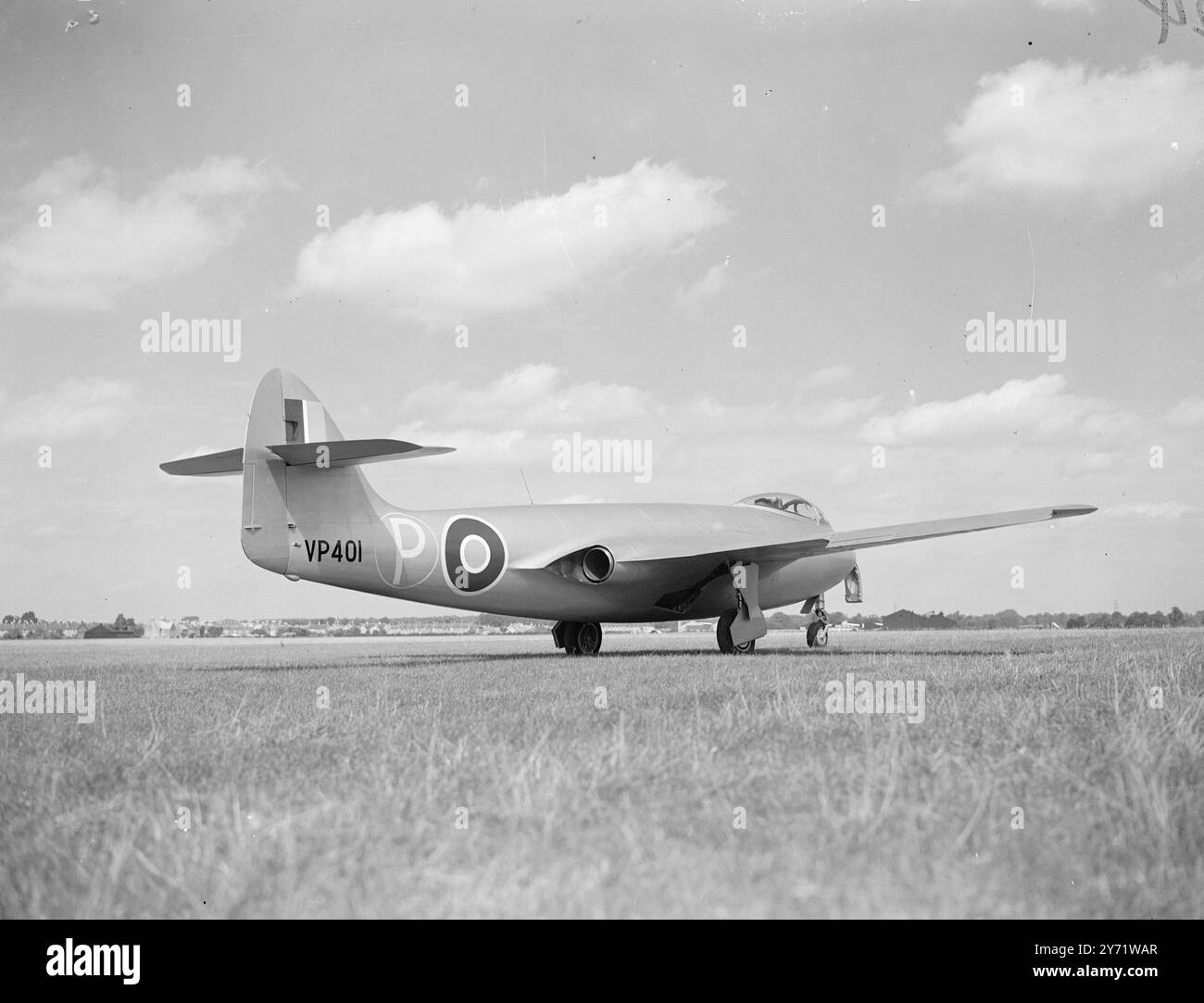 Le dernier jet britannique prend l'air. Le dernier chasseur à réaction britannique, le Hawker N7/46, a donné sa première performance publique à Langley, Bucks, aujourd'hui, lorsque M. Wimpey Wade, le pilote d'essai en chef de la société, a mis le nouvel avion de frappe navale à l'épreuve à plus de 600 km/h. Il a été acclamé par des centaines de travailleurs de Hawker Aircraft alors qu'il était sorti du cockpit à bulles après son vol. Images : le dernier chasseur à réaction britannique le Hawker N7/46 pendant son vol. Photos : Un côté sur la vue du Hawker Jet Fighter, à Langley, Bucks. L'un des deux échappements peut être vu à la racine de l'aile Banque D'Images