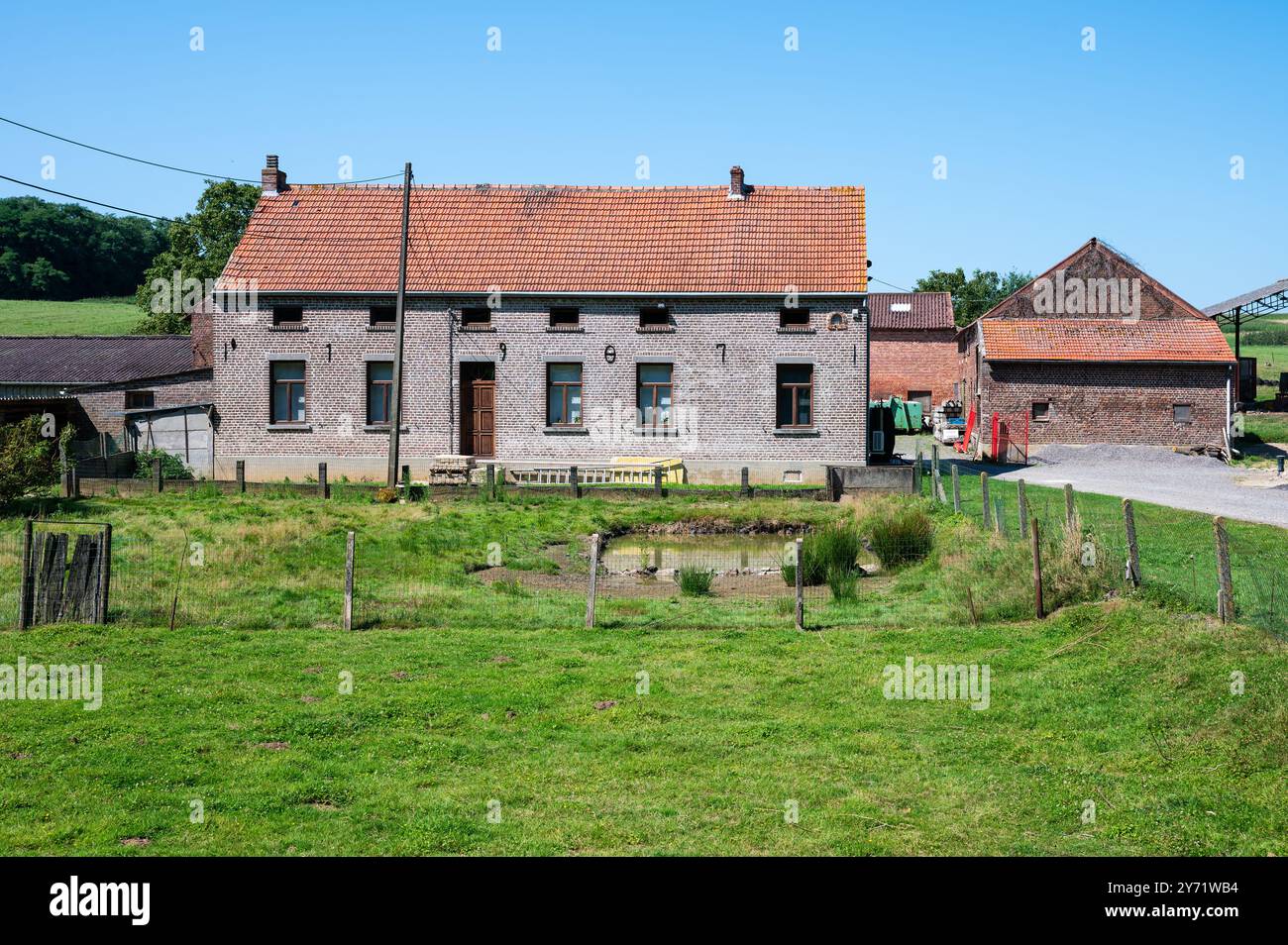 Maison de fermier en pierre de brique dans la campagne flamande à Bekkevoort, Brabant flamand, Belgique Banque D'Images