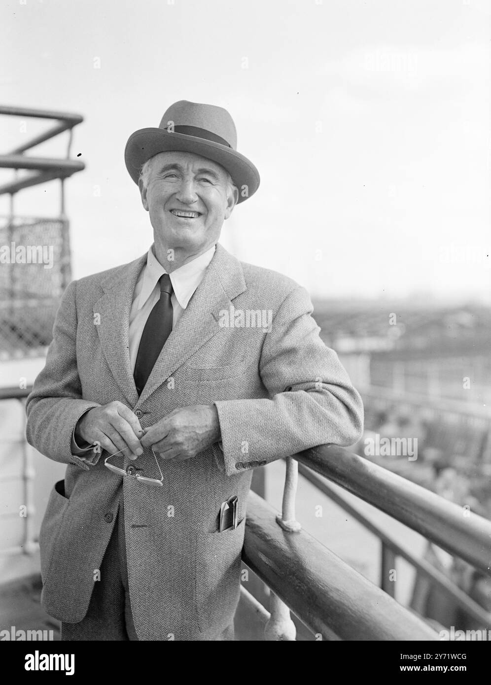 La star du cinéma à bord de Donald Crisp, l'acteur de cinéma, ressemblant à "un homme sur la ville" était l'un des passagers du Cunard White Star Liner Queen Elizabeth qui a accosté à Southampton aujourd'hui. 26 août 1948 Banque D'Images