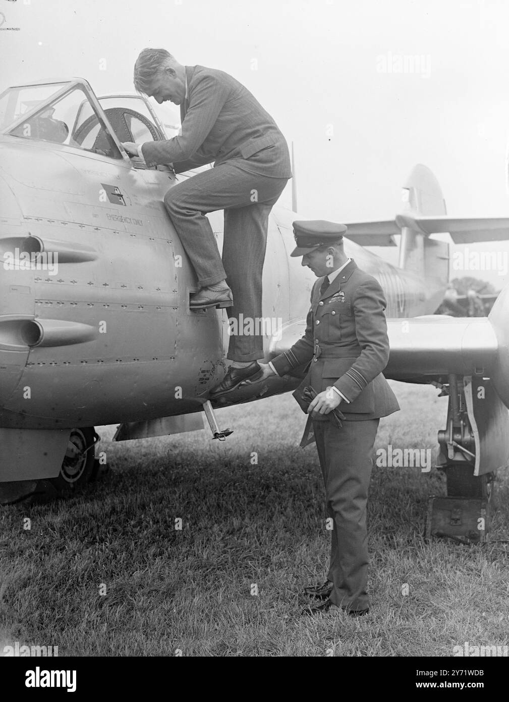 Le Commodore de l'air Eden visite l'escadron de chasse M. Anthony Eden a effectué une visite de quelques heures à Thorney Island, Sussex, et a visité l'escadron de chasse auxiliaire du comté de Kent dont il est le Comxiliary Air Commodore honoraire. Les escadrons basés à West Malling, près de Maidstone et approchant de la fin de son entraînement annuel de 15 jours. Images : M. Anthony Eden, descend du cockpit d'un Jet Meteor, qui est inspecté assisté par le OC de l'escadron auxiliaire de chasse, chef du Sqdn Patrick Green, OBE, AEC, lors de sa visite à l'escadron à Thorney Island. 25 août 1948 Banque D'Images