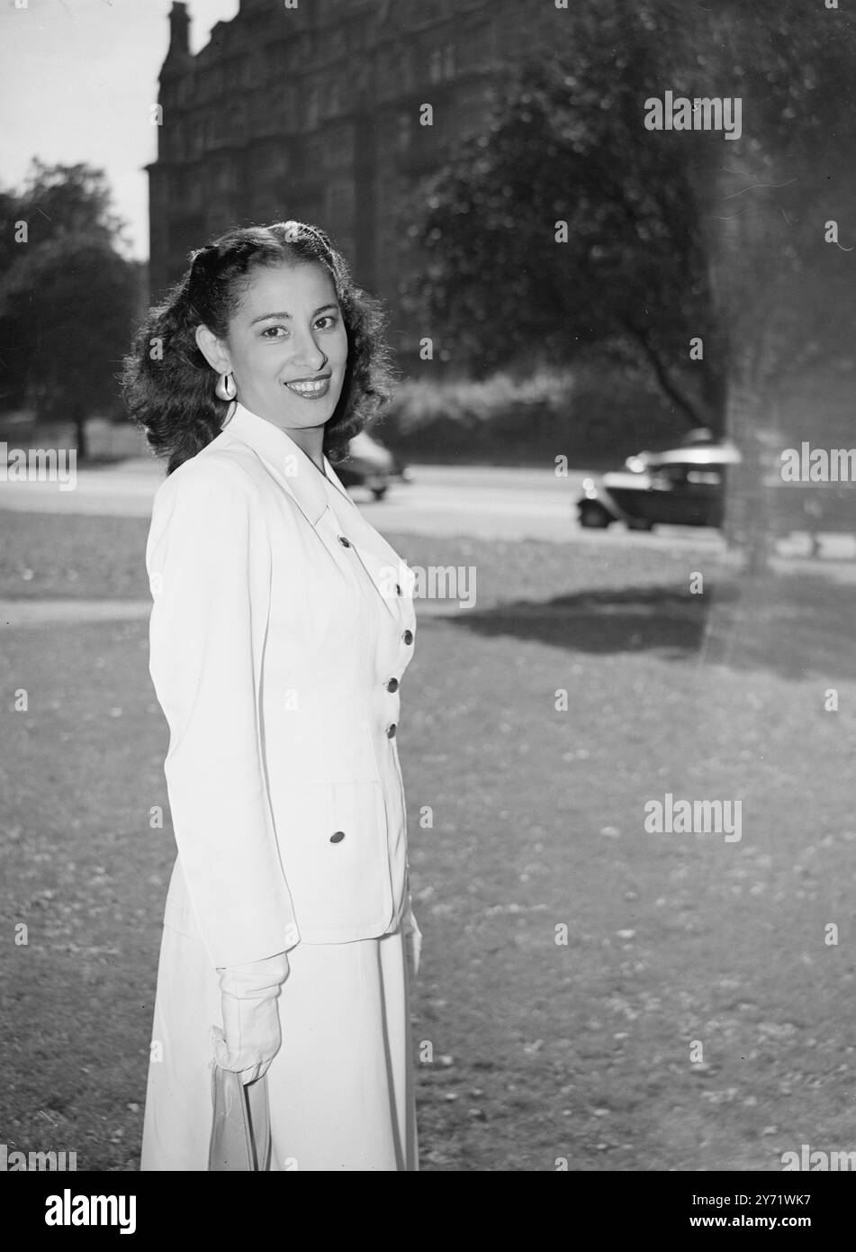 'Reine' des Caraïbes Miss Phyllis Woolford, fille talentueuse de 26 ans de Sir Eustace Woolford, K.C., et choisie comme Miss British Caribbean de 1948, passe une quinzaine de jours de vacances en Angleterre en tant que lauréate du concours. Les reines de beauté de nombreuses îles des Caraïbes se sont affrontées avec Miss Woolford pour le titre convoité. Pendant son séjour, elle sera testée à l'écran, apparaîtra sur 'In Town Tonight' et verra toutes les principales attractions de Londres. Photos : Miss Woolford porte un costume blanc à Hyde Park, Londres, aujourd'hui. 19 août 1948 Banque D'Images