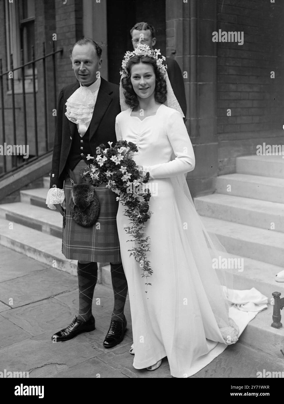 Officier d'artillerie Weds. À St Columba's Church House Chapel, le lieutenant-colonel John ft Scott, Royal Artillery, fils aîné du colonel John MB Scott, OBE, TD, JP, et de Mme Scott de Colinton, Édimbourg, était marié à Mlle Una Geraldine Hermon, fille unique du major JV Hermon, DSO, et de Mme Hermon, de Wargrave, Berkshire. Images : 'A kilted Affair' le lieutenant-colonel Scott, portant un kilt, quitte l'église St Columba, avec sa séduisante épouse après leur cérémonie de mariage. 3 septembre 1948 Banque D'Images