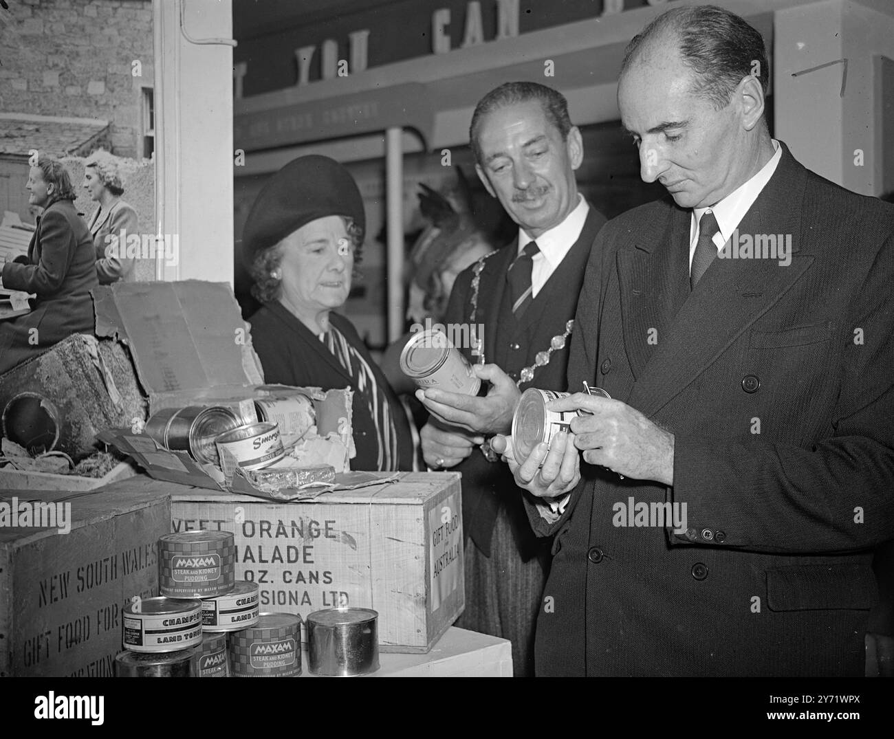 « Australia and You » - exposition de Londres. Les visiteurs de l'exposition « Australia and You », qui a été officiellement inaugurée par M. John Strachey, ministre de l'alimentation, au Tea Centre, Lower Regents Street, à Londres, verront certains aliments et matières premières exportés par l'Australie vers la Grande-Bretagne. L'exposition montre l'association de l'Australie avec la vie des habitants de ce pays avec un accent particulier sur la question de l'alimentation. Spectacles : M. Strachey et le maire de Westminster (conseiller H Gutteridge) examinent le contenu d'un colis alimentaire australien à l'exposition. 8 septembre 1948 Banque D'Images