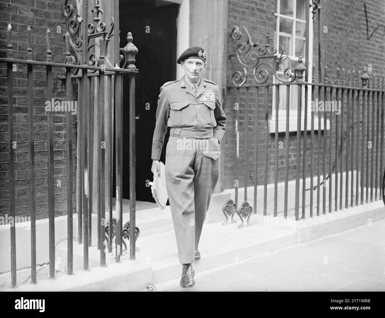 Le premier ministre convoque une réunion du Cabinet. Le premier ministre, qui, à l'hôpital St Mary de Paddington, a convoqué cet après-midi une réunion des ministres du Cabinet qui sont encore à Londres. Auparavant, M. Ernest Bevin, ministre des Affaires étrangères, a eu une conférence au chevet de M. Attlee, et il est entendu qu'ils ont discuté du rapport reçu de M. Frank Roberts, envoyé spécial de la Grande-Bretagne à Moscou sur la dernière conversation avec le maréchal Staline, et des développements résultant de la réunion. Photos : Field Marshal Lord Montgomery C.I.G.S. quittant No.10 Downing Street après la réunion du Cabinet. 26 août 1948 Banque D'Images