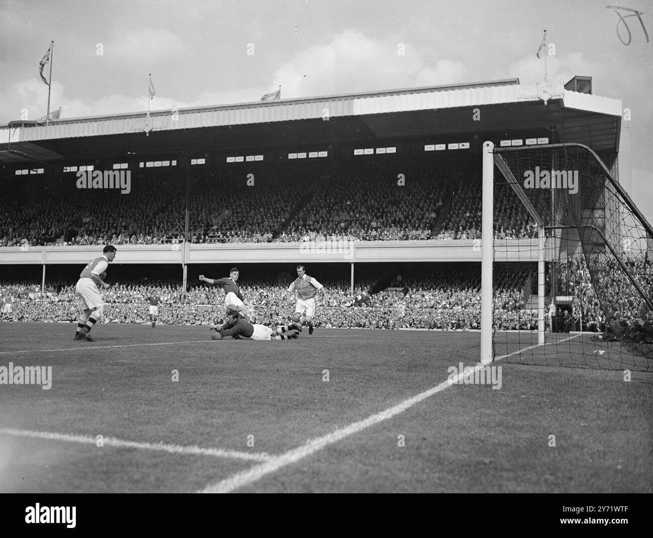 Football - Arsenal vs Manchester United spectacles de photos : Swindon enlève le ballon du pied de Rowley, Manchester United centre avant pendant le match à Highbury aujourd'hui. 28 août 1948 Banque D'Images