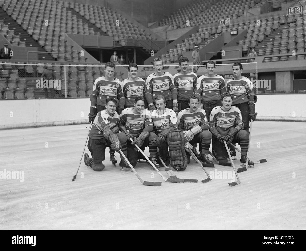L’équipe de hockey sur glace Wembley Monarchs a mis un moment de pratique à l’Empire Pool, à Wembley, ce matin en préparation pour l’ouverture de la saison de hockey sur glace samedi. Dans cette photo de l'équipe prise entre les exercices sont : rangée arrière gauche à droite - R Don Thompson, Roy Thomson, Red Kurz, Malcolm Davidson, Frank Trottier et Freddy Sutherland. Première rangée de gauche à droite - R Sonny Rost (capitaine), les Anning, Stubby Mason, Kid Kaupi et George Beach. 8 septembre 1948 Banque D'Images