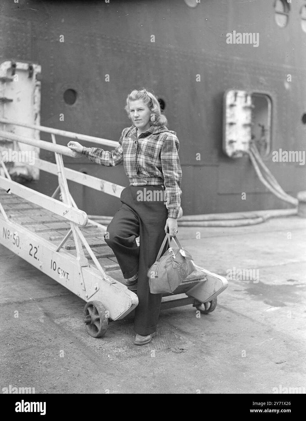 Joan Shelia Handcock, une hôtesse de ligne aérienne irlandaise de Sutton, Dublin, est partie sur le SS Washington de Southampton, pour Ottawa, Canada, où elle doit épouser un travailleur métrologique canadien qu'elle a rencontré lors d'un voyage aérien alors qu'elle agissait comme hôtesse. 7 septembre 1948 Banque D'Images